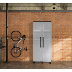 Dmora Armoire Polyvalente Extérieure Ou Intérieure, 2 Portes Mobiles Et 3 Niveaux En Polypropylène Ajustables, 100% Made In Italy, 68x37h169 Cm, Couleur Gris Clair