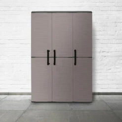 Dmora Armoire Extérieure Ou Intérieure, 3 Portes Et 3 Niveaux En Polypropylène Ajustables, 100% Fabriqués En Itala, 102x37h163 Cm, Couleur Grise